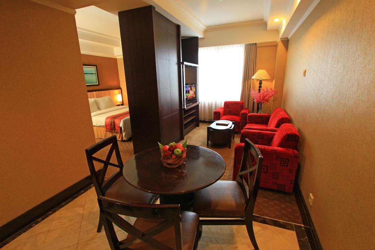 Hotel Grand Q Gorontalo Zimmer foto